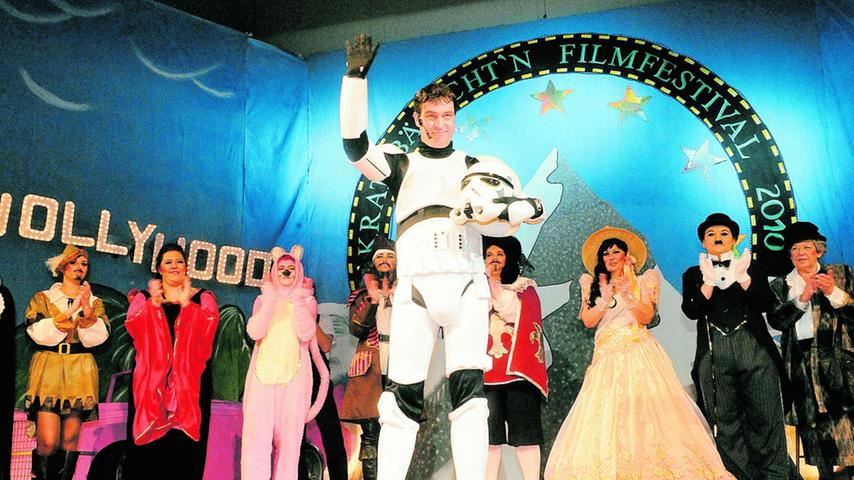 Der Politiker nutzt jede Gelegenheit für einen Rollenwechsel in eine andere Galaxis: Hier setzt sich Söder im Sturm-Truppler-Kostüm auf der Bühne in Szene.