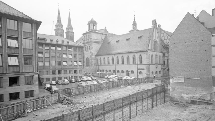 Der Grund für den Gebäudekomplex ist schon ausgehoben, bald werden die Maurer hier anfangen. Hier geht es zum Artikel vom  24. Juni 1965: Der Schlußstein im Rathausviertel.