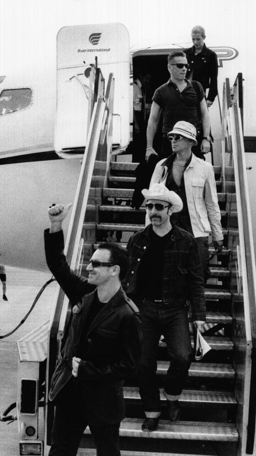 Die irische Band U2 machte im August 1997 auf ihrer "Pop-Mart"-Tour in Nürn­berg Station. Am Airport stiegen Bono, The Edge & Co. winkend aus dem Flieger. Ihre aufwendige Bühnenshow begeisterte rund 35.000 Besucher. Im Vorprogramm waren auch Die Fantastischen Vier zu hören — mit dem Nürnberger Schlagzeuger Wolfgang Haffner als Aushilfsdrummer.  Mailen Sie uns Fotos und/oder Berichte Ihres persönlich besten Konzert-Erlebnisses in Nürnberg und Umgebung mit dem Betreff "Meine Top-Rock-Show" an redaktion@nordbayern.de