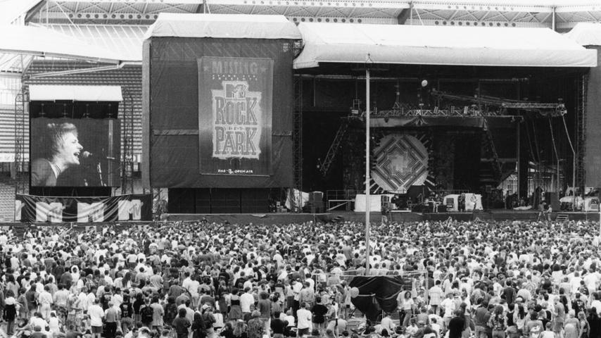 1997 fand Rock im Park zum ersten Mal im Frankenstadion statt. Headliner waren damals Aerosmith, Beck, Bush und Kiss. Hier spielen die Britpopper von Kula Shaker. Mailen Sie uns Fotos und/oder Berichte Ihres persönlich besten Konzert-Erlebnisses in Nürnberg und Umgebung mit dem Betreff "Meine Top-Rock-Show" an redaktion@nordbayern.de