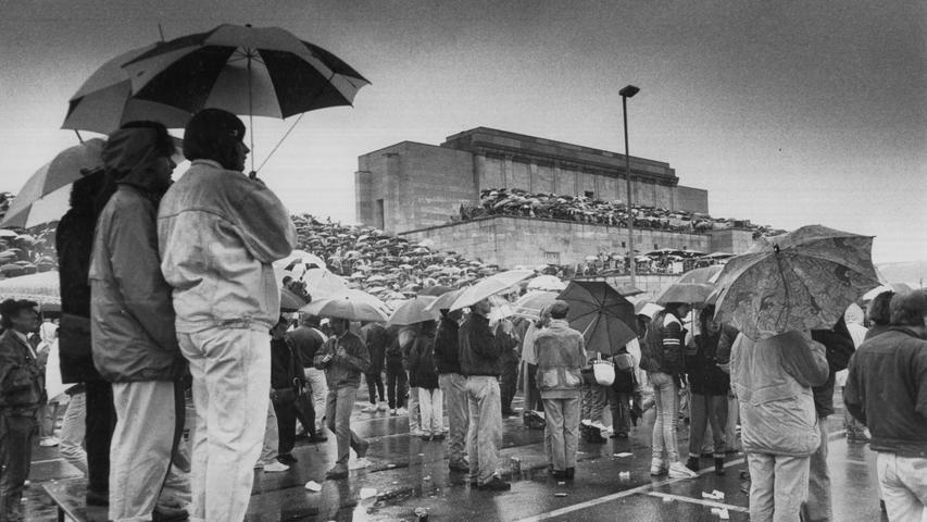 1990 standen die Fans von Tina Turner im Regen: Die Rockröhre spielte vor 20.000 Menschen auf dem Zeppelinfeld. Mailen Sie uns Fotos und/oder Berichte Ihres persönlich besten Konzert-Erlebnisses in Nürnberg und Umgebung mit dem Betreff "Meine Top-Rock-Show" an redaktion@nordbayern.de