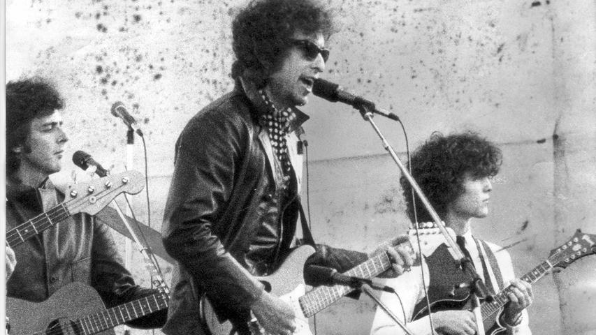 Auf dem Zeppelinfeld trat der US-Protestsänger Bob Dylan vor 80.000 Besuchern auf — als Höhepunkt des ersten großen Open-Air-Festivals. Mailen Sie uns Fotos und/oder Berichte Ihres persönlich besten Konzert-Erlebnisses in Nürnberg und Umgebung mit dem Betreff "Meine Top-Rock-Show" an redaktion@nordbayern.de