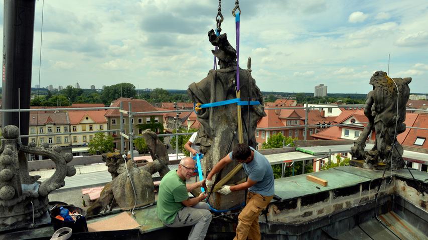 Absturzgefahr! Statuen auf dem Erlanger Schloss werden restauriert