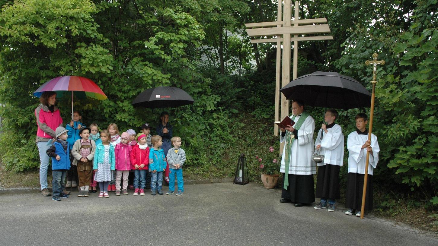 Neues Kreuz wacht über Kindergarten