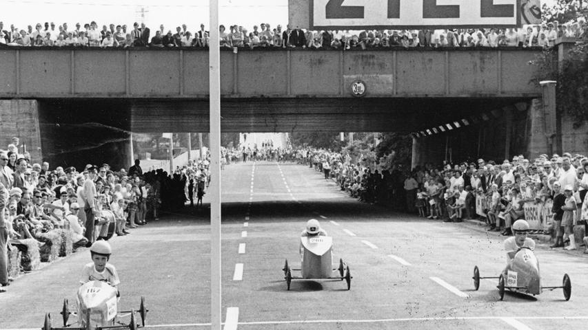 Es geht zu wie bei den Großen: in einem aufregenden Spurt brausen die ersten Drei dem Ziel zu, umjubelt von Tausenden an der Norisringstrecke. Hier geht es zum Artikel vom 28. Juni 1965: Seifenkistl rollten um den Sieg.