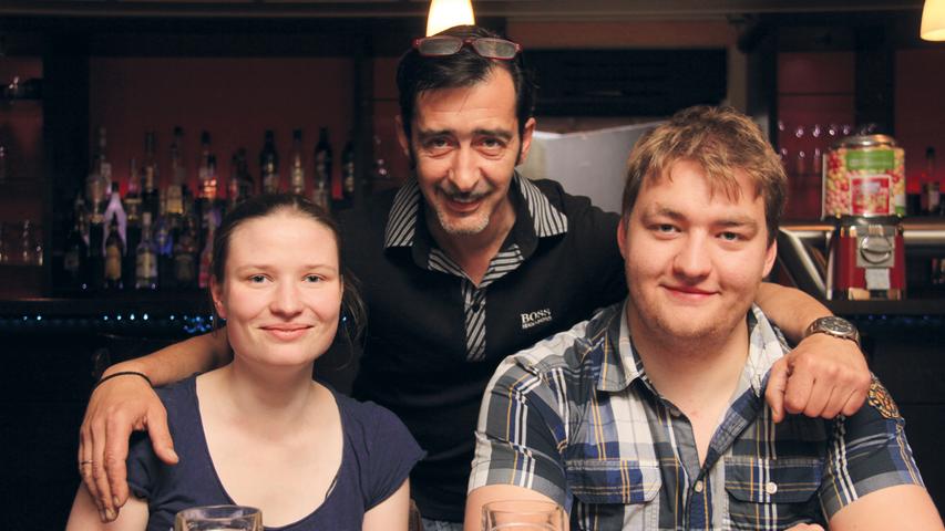 Mindestens einmal die Woche besuchen Sonja und Michael ihre Lieblingskneipe: Das Smile in Erlangen. Nach längerem Ausprobieren verschiedener Bars und Kneipen, entdeckten sie vor eineinhalb Jahren die Kneipe. Die zentrale Lage direkt gegenüber des bekannten Kulturzentrums E-Werk und die gemütliche Atmosphäre gefällt den beiden am meisten. Außerdem „ist die Shisha so gut hier und es ist nicht so stickig wie in typischen Shishabars“. „Meist lassen wir uns von Costa überraschen und erraten welche abgefahrene Shisha-Mischung er uns diesmal zubereitet hat“, sagt Michael. Vor allem die Beziehung zum Wirt Costa schätzen die beiden sehr. „Es ist selbstverständlich, dass Costa sich auch mal zu uns setzt und mittrinkt“, sagt Sonja und lächelt den Wirt hinter der Bar an. Zur Frage was denn das Besondere an dem Laden ist, lacht der Wirt und entgegnet: „Stell dir vor ich frage dich: Wie hübsch ist dein Kind?“ Seit über 17 Jahren führt er nun die Kneipe, die vor allem auch zur Bergzeit sehr beliebt ist. Das Verhältnis zwischen ihm und seinen Stammgästen sei besonders, denn "einige holen sich mittlerweile ihre Shisha und ihr Bier selbst." Mindestens einmal die Woche besuchen Sonja und Michael ihre Lieblingskneipe: Das Smile in Erlangen. Nach längerem Ausprobieren verschiedener Bars und Kneipen, entdeckten sie vor eineinhalb Jahren die Kneipe. Die zentrale Lage direkt gegenüber des bekannten Kulturzentrums E-Werk und die gemütliche Atmosphäre gefällt den beiden am meisten. Außerdem „ist die Shisha so gut hier und es ist nicht so stickig wie in typischen Shishabars“. „Meist lassen wir uns von Costa überraschen und erraten welche abgefahrene Shisha-Mischung er uns diesmal zubereitet hat“, sagt Michael. Vor allem die Beziehung zum Wirt Costa schätzen die beiden sehr. „Es ist selbstverständlich, dass Costa sich auch mal zu uns setzt und mittrinkt“, sagt Sonja und lächelt den Wirt hinter der Bar an. Zur Frage was denn das Besondere an dem Laden ist, lacht der Wirt und entgegnet: „Stell dir vor ich frage dich: Wie hübsch ist dein Kind?“ Seit über 17 Jahren führt er nun die Kneipe, die vor allem auch zur Bergzeit sehr beliebt ist. Das Verhältnis zwischen ihm und seinen Stammgästen sei besonders, denn "einige holen sich mittlerweile ihre Shisha und ihr Bier selbst."