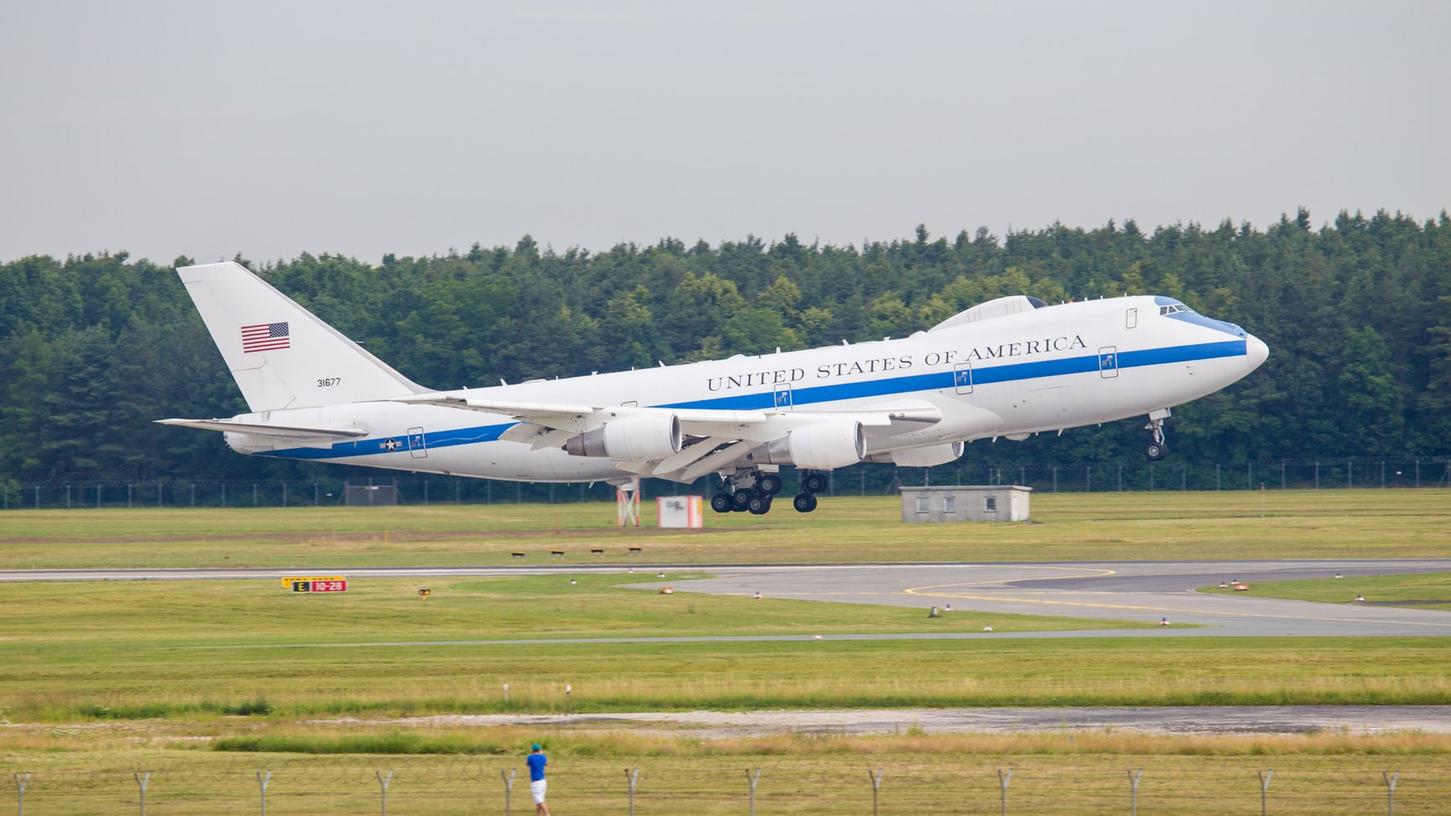 Mit einer Regierungsmaschine vom Typ Boeing E-4 kam Carter um 9.30 Uhr am Airport Nürnberg an.
