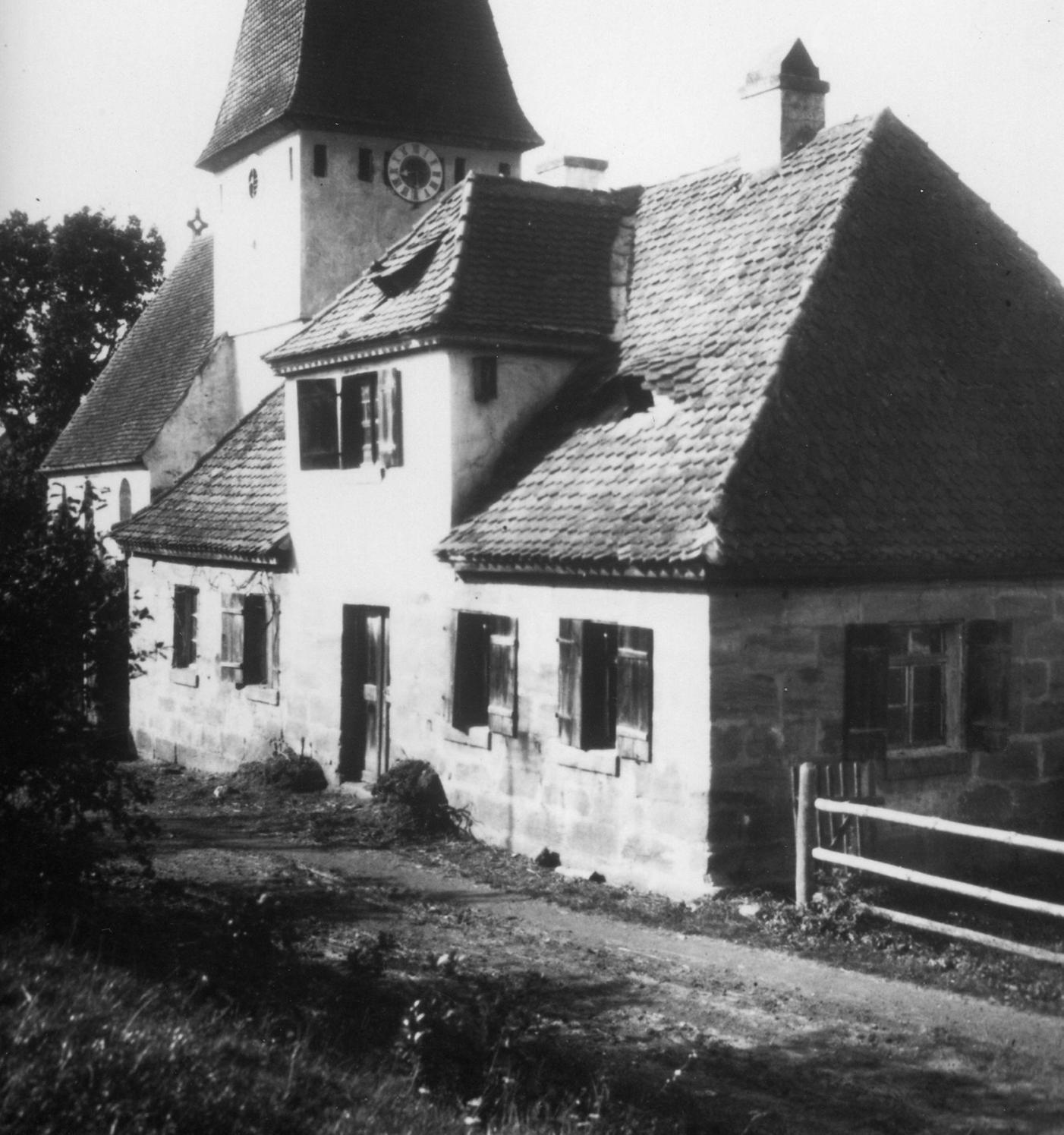 Die alte Unterreichenbacher Schule neben der Kirche in der Stromerstraße. Das Foto entstand 1911. Der Neubau wurde schon 1881 bezogen.