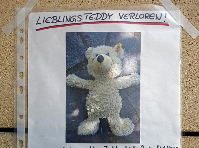 Vor der Sparkasse sucht per Steckbrief eine verzweifelte Mutter einen verloren ge gangenen Teddybär. Falls jemals Kindertränen ihre Berechtigung haben, dann in diesem Fall.