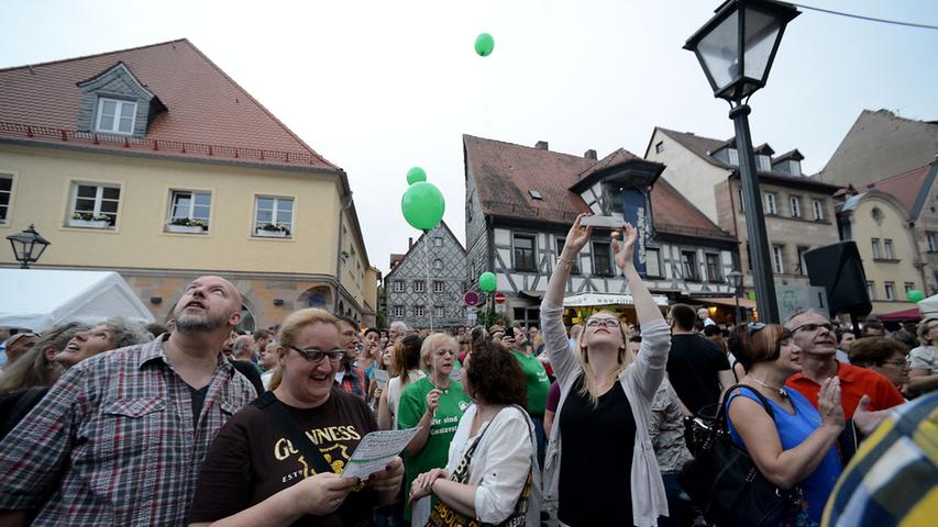 Überraschung um 21 Uhr: Den Grafflmarkt nutzten die Anhänger von "Wir sind die Gustavstraße" (in grünen T-Shirts) zu einem Flashmob mit Gesang und Luftballons.
