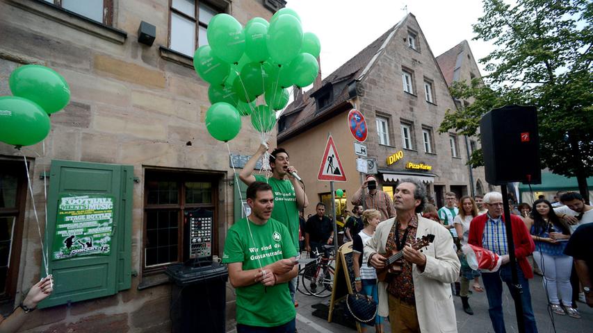 Den Grafflmarkt nutzten die Anhänger von "Wir sin die Gustavstraße" zu einem  Flashmob mit Gesang und Luftballons.