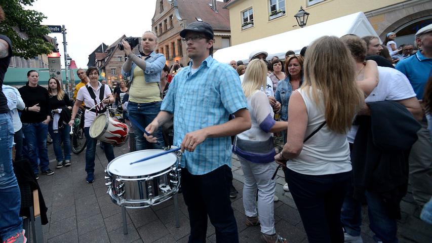 Den Grafflmarkt nutzten die Anhänger von "Wir sin die Gustavstraße" zu einem  Flashmob mit Gesang und Luftballons.
