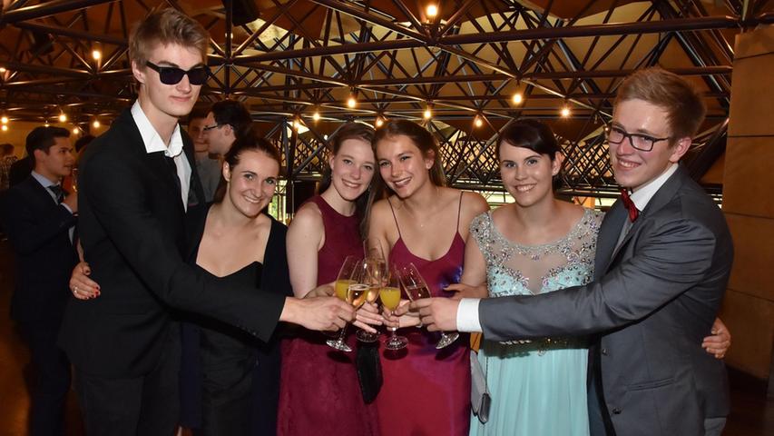 Raus ins Leben! Hardenberg-Schüler feiern ihr Abitur