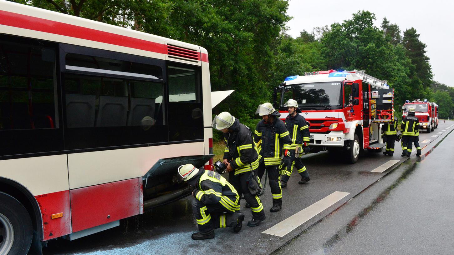 Ein Linienbus der VAG hat auf der Fahrt zwischen Tennenlohe und der Südkreuzung gebrannt. Der Fahrer konnte die Flammen selbst löschen, die Feuerwehr hatte aber mit erheblichen Nachlöschatbeiten zu tun.