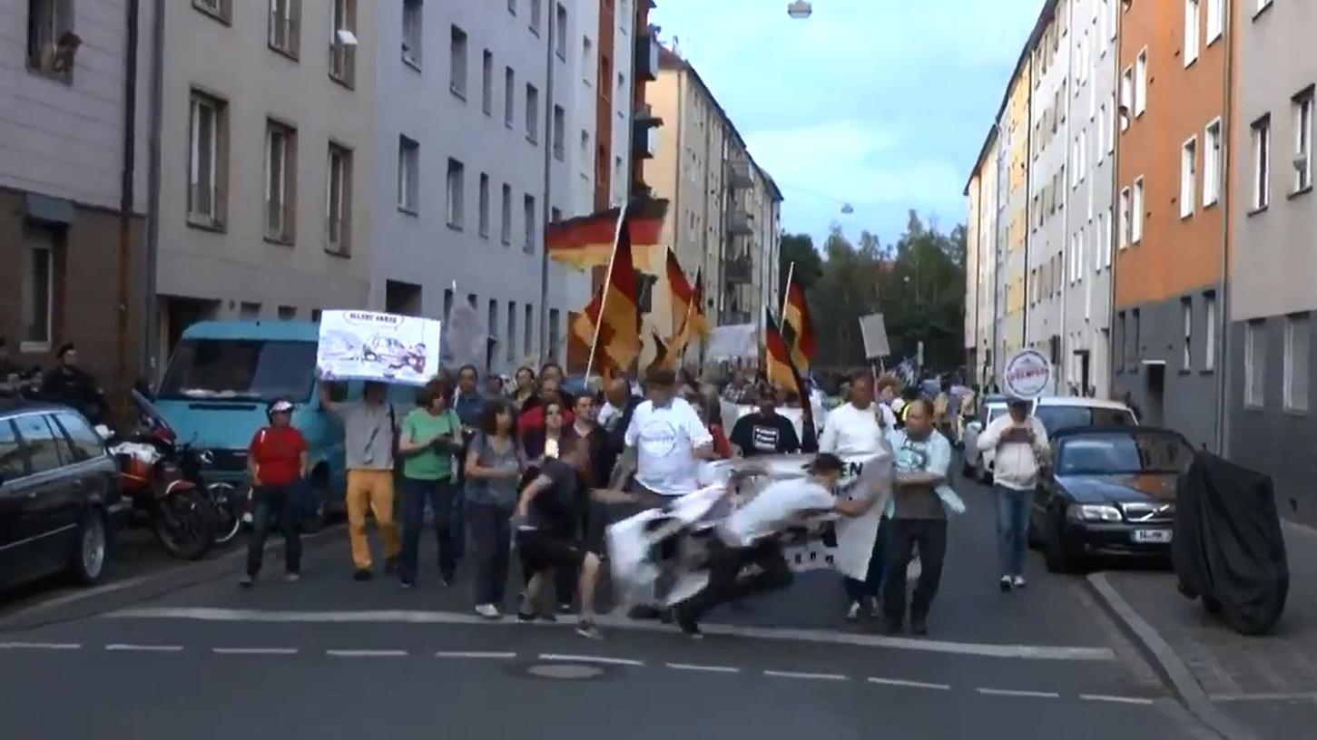Dreister Plakatklau bei Pegida-Demo in Nürnberg