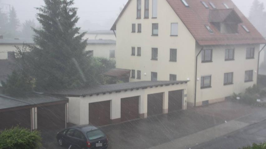 Besonders heftig traf das Unwetter das Nürnberger Land. In Schwaig kam sehr viel Regen in sehr kurzer Zeit runter. Wer da noch im Freien war, konnte nur froh sein, wenn er schnell ein Dach über den Kopf bekam.