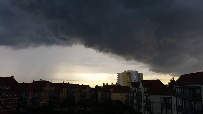 Bedrohlich standen die Wolken über Nürnberg - was unsere Leserin Johanna Harders direkt fotografierte.