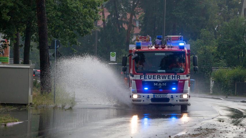 Zum Glück stand hier niemand am Straßenrand - auch der Bierweg in Nürnberg war überflutet.