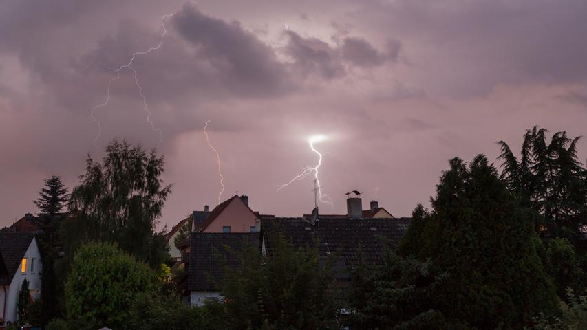 Immer wieder zuckten Blitze über den Fürther Ortsteil Vach...