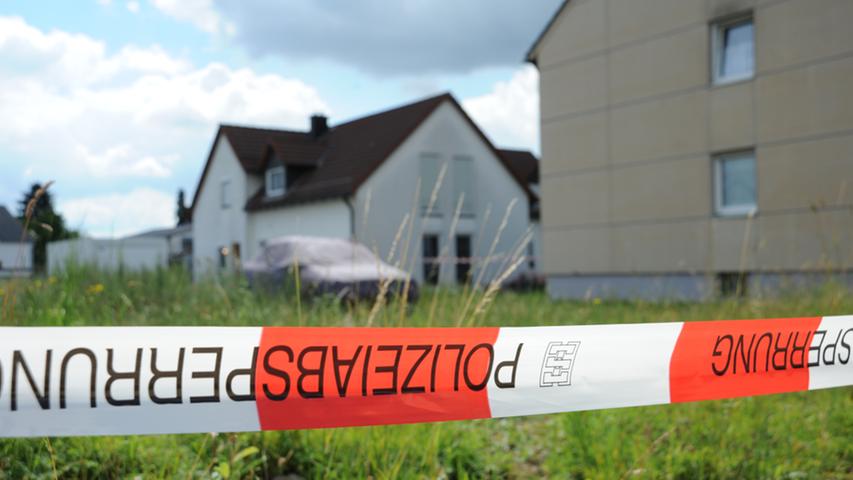 im Neumarkter Ortsteil Pölling eine 83-jährige Frau getötet worden. Ihr 43 Jahre alter Sohn wurde kurz darauf von der Polizei festgenommen. Er wohnte zusammen mit seiner Mutter in dem Haus und wird von der Polizei verdächtigt, die Tat begangen zu haben.