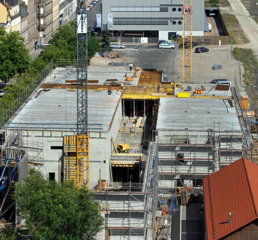 Der Blick vom Bahnhofshochhaus zeigt: Der Bau des Kinokomplexes zwischen Gebhardtstraße (links) und Bahngleisen geht zügig voran.
