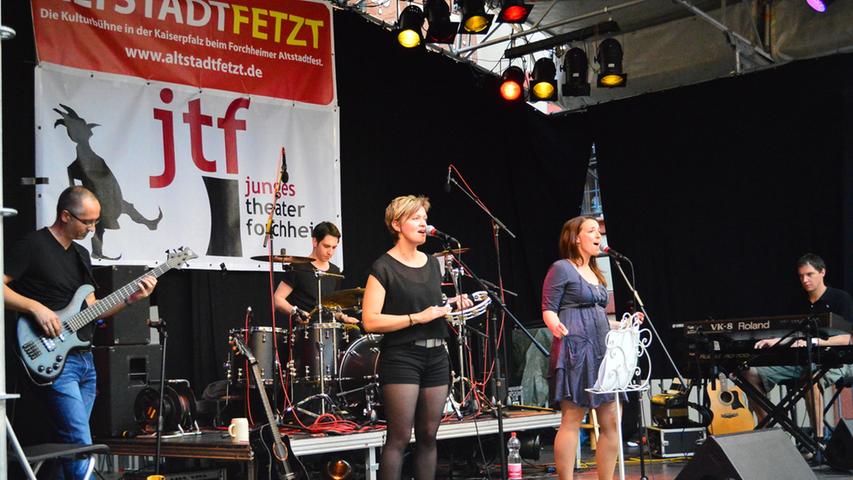 Volxmusik und Schwarzlichttheater bei Altstadtfetzt 2015