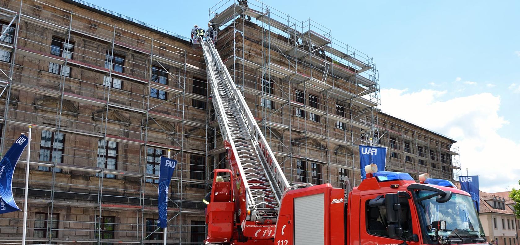 Feuerwehr rettet Falkenbabys vom Dach des Erlanger Schlosses