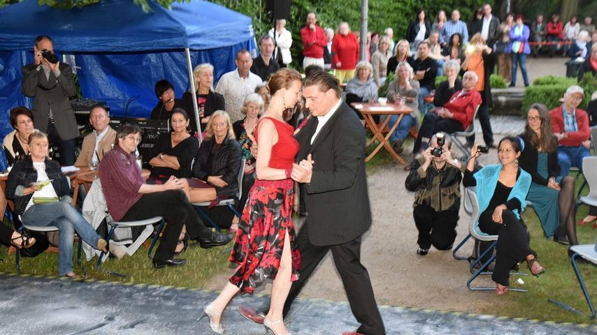 Zu Ritmos Latinos gehören auch Tanz-Workshops. Stefanie Stenzel und Alexander Blanke von der „Tanzerei“ in Fürth erwiesen sich nicht nur als erfahrene Tango-Lehrer. Dem Paar gelang es, die Seele des argentinischen Nationaltanzes sichtbar zu machen, als es in der Spielpause Tango in Vollendung tanzte.