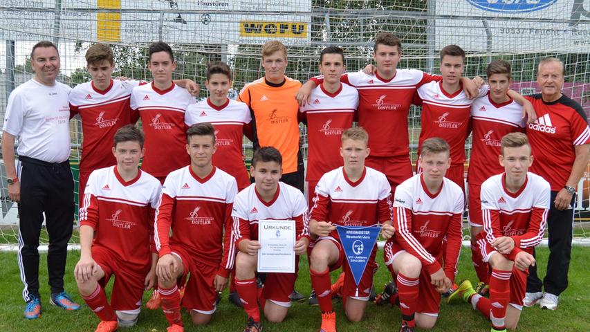Die Fußball-B-Jugend (U17) des SV Unterreichenbach kickt in der nächsten Saison in der Bezirksoberliga. Unser Bild zeigt das Team nach der Urkunden- und Wimpelübergabe. 