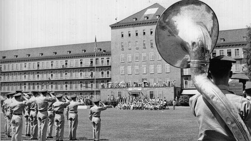 Die Parade auf dem Hubschrauber-Landeplatz bildete den Höhepunkt des 20. Jubiläumstages.  Hier geht es zum Artikel vom 1. Juli 1965: General im Hospital....