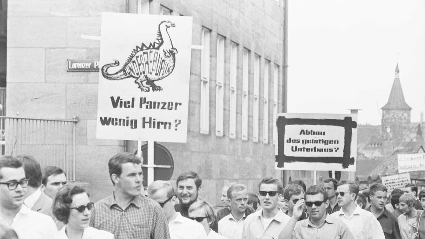 2. Juli 1965: Esel, Plakate und Spruchbänder