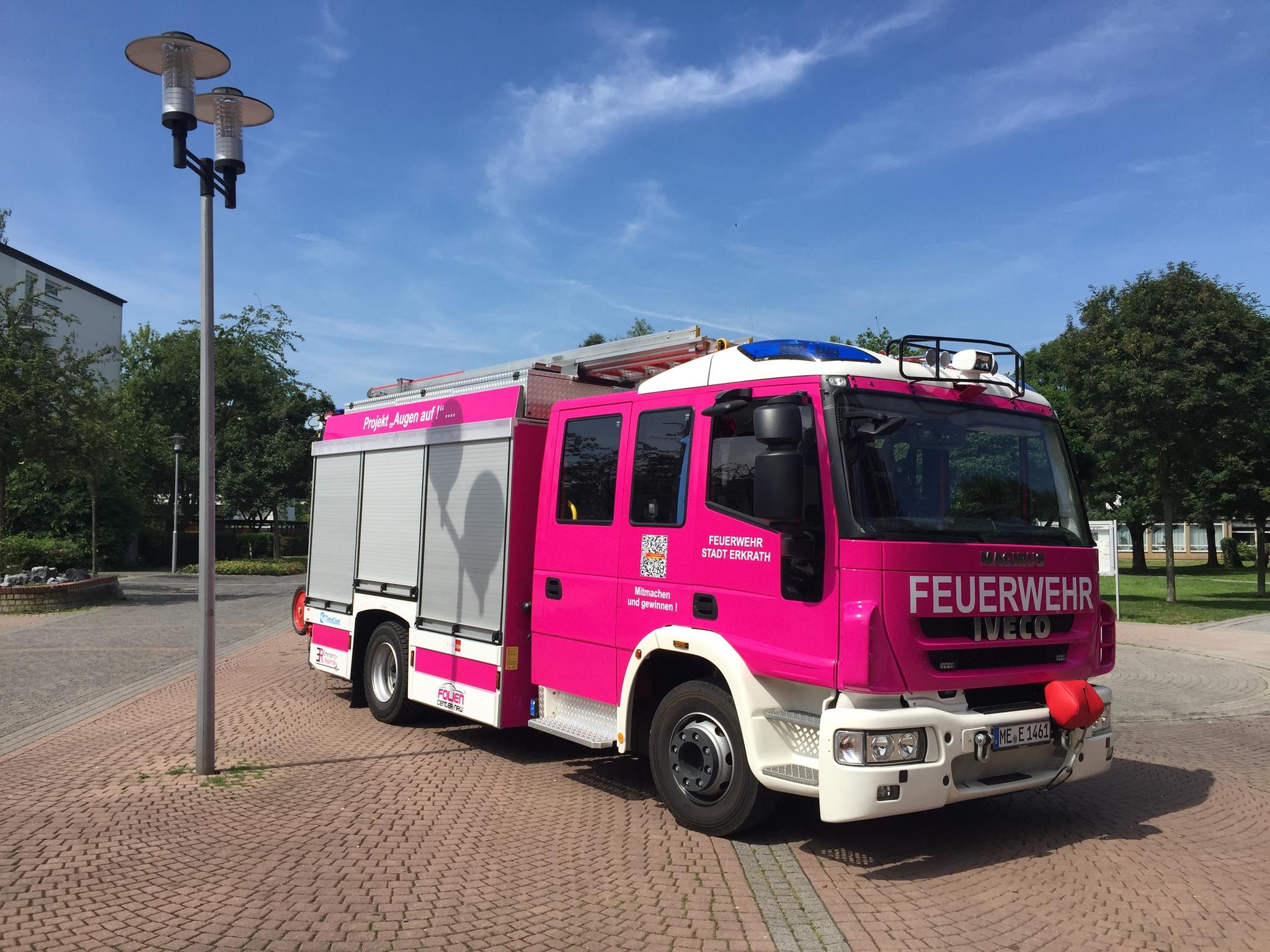 Deutschlands erstes pinkes Feuerwehrauto sorgt für Aufsehen