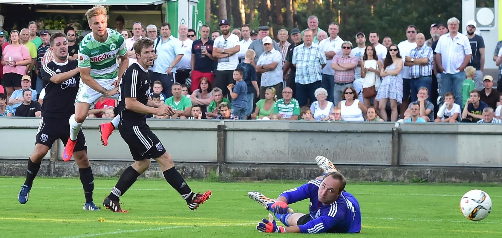 Da blieb Maximilan Erk im Tor des FSV Stadeln nur das Nachsehen. Beim Treffer von Florian Trinks hatte er keine Abwehrmöglichkeit.