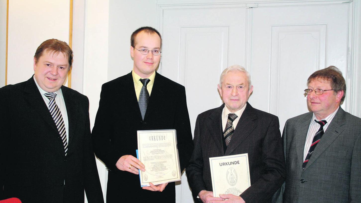 Als Feldgeschworenen vereidigte Bürgermeister Frank Müller Dietmar Wagner (Mitte), aus dem Ehrenamt verabschiedet wurde Erwin Hübler (rechts). Als Feldgeschworenen vereidigte Bürgermeister Frank Müller Dietmar Wagner (Mitte), aus dem Ehrenamt verabschiedet wurde Erwin Hübler (rechts).
