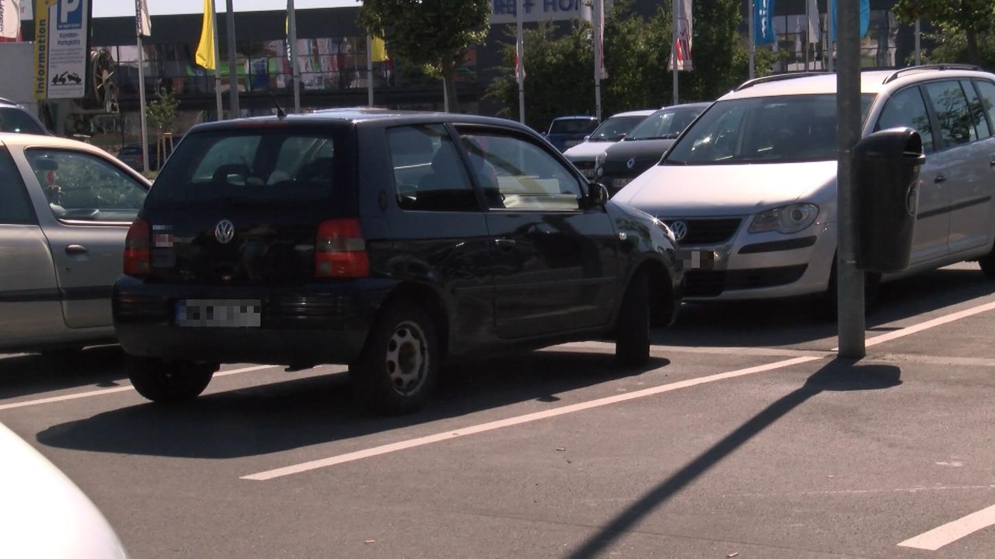 In diesem Auto musste das dreijährige Mädchen bei starker Hitze auf einem Bamberger Parkplatz ausharren. Für die Mutter hat diese Aktion nun ein Nachspiel.
