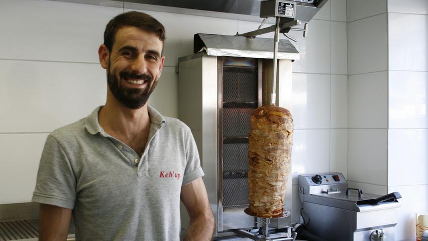 Ahmet Kaya (28) hat bei der Hitze auch nicht gerade den optimalen Arbeitsplatz. Wenn gerade keine Kunden da sind, kann er sich wenigstens vor dem Dönerladen ein bisschen in den Schatten setzen und bei einem kühlen Getränk entspannen.