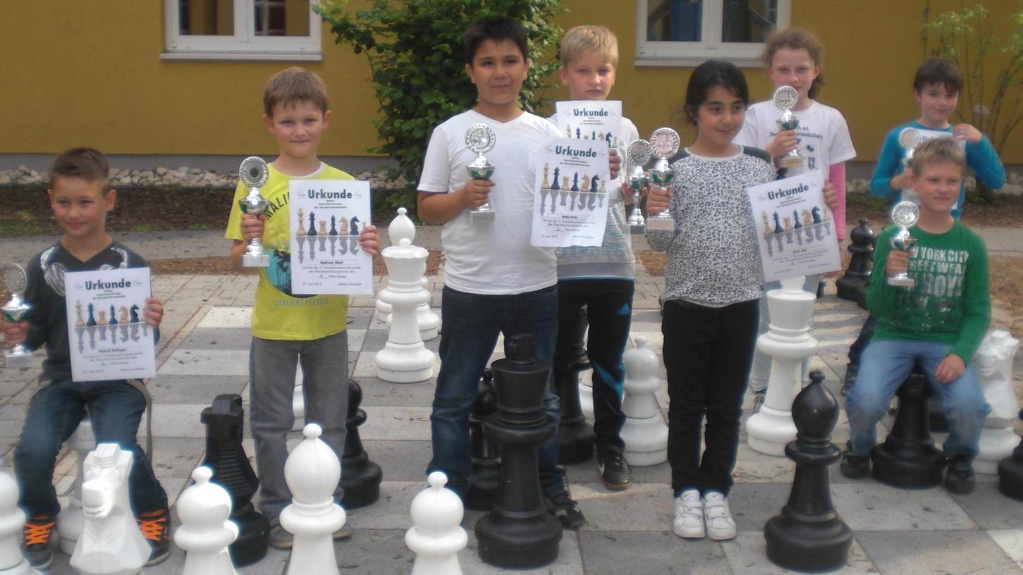 Theo-Betz-Grundschüler grübeln am Schachbrett
