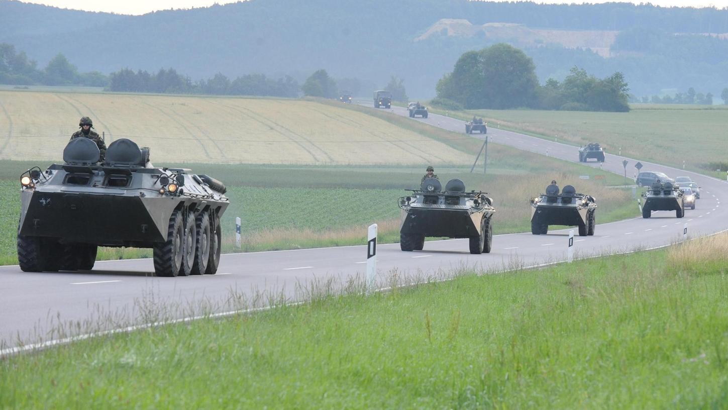 Rumänische Fahrzeuge auf dem Weg zum Bahnhof: Die Soldaten haben in Hohenfels den multinationalen Einsatz geübt.