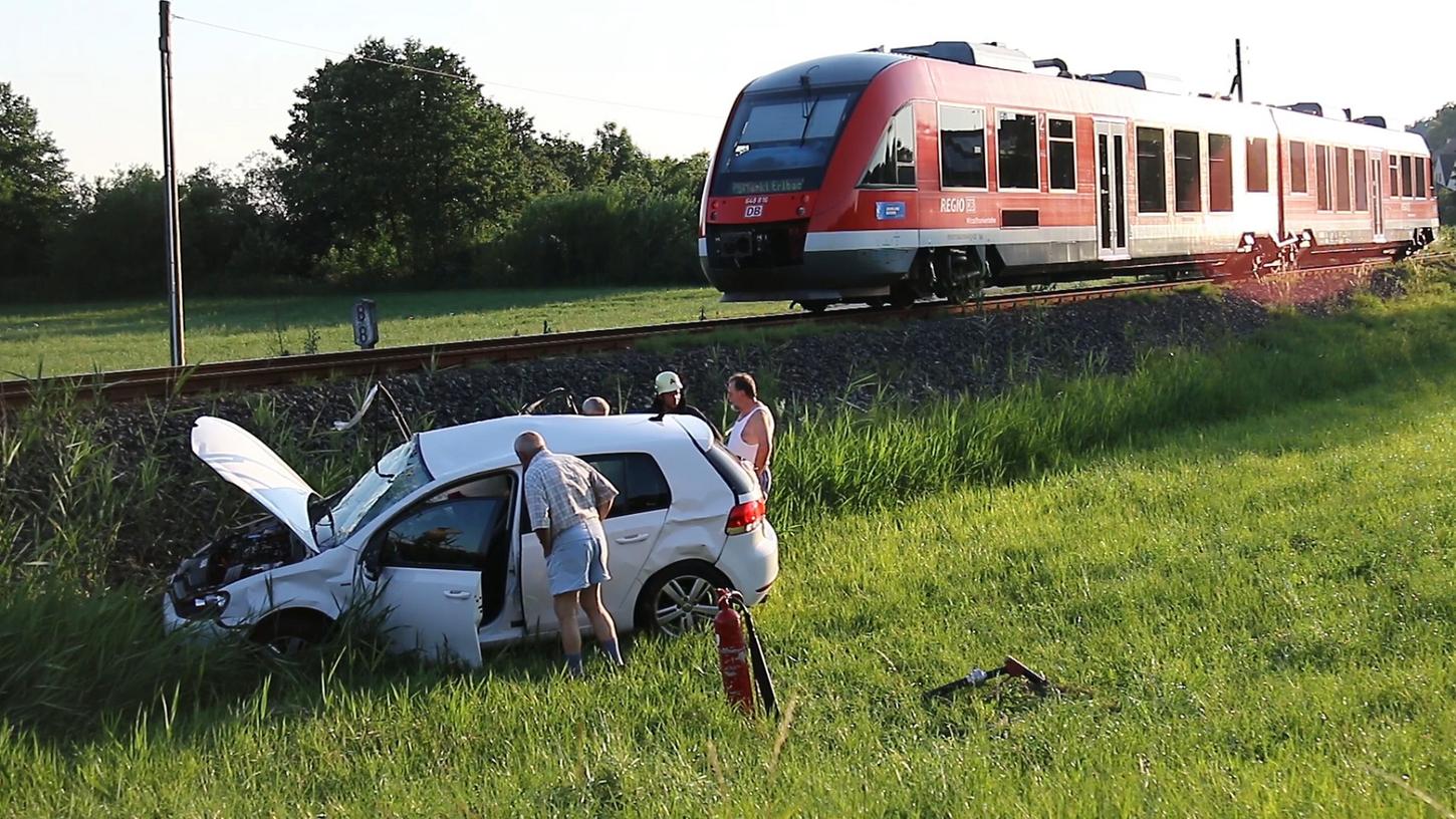 Das Auto einer 32-Jährigen wurde am Mittwochabend nach der Kollision am Bahnübergang in die Wiese geschleudert. Die Frau erlitt schwere Verletzungen.