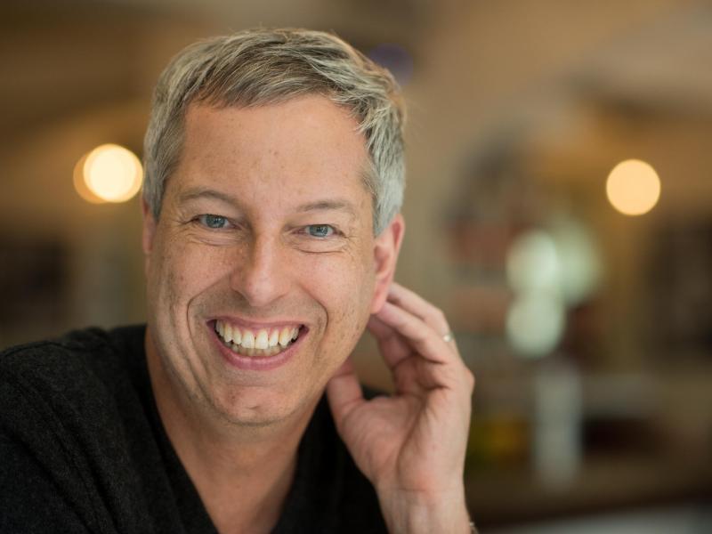 Der Erfinder des deutschsprachigen Stand-Up-Commedy-Formats "Quatsch Comedy Club" wuchs mit seiner Familie im Nürnberger Stadtteil Langwasser auf. In seiner Laufbahn schrieb Hermanns unter anderem Musicals und erhielt für verschiedene Formate Auszeichnungen. 