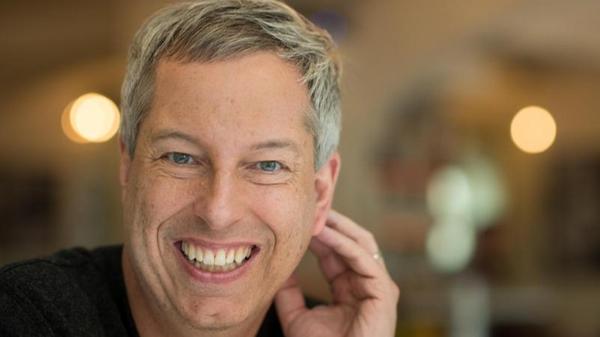 Der Erfinder des deutschsprachigen Stand-Up-Commedy-Formats "Quatsch Comedy Club" wuchs mit seiner Familie im Nürnberger Stadtteil Langwasser auf. In seiner Laufbahn schrieb Hermanns unter anderem Musicals und erhielt für verschiedene Formate Auszeichnungen.