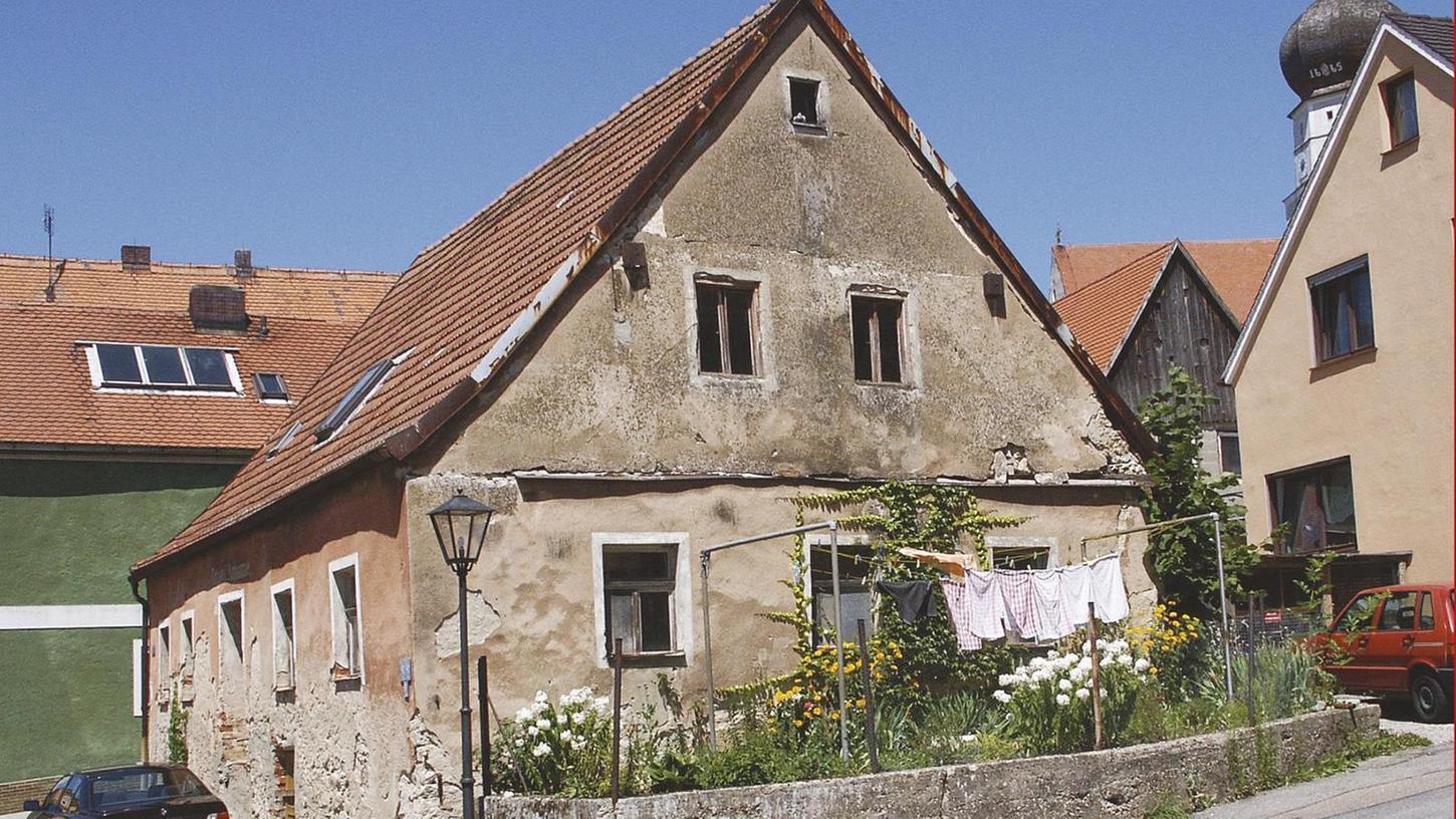 Das Haus in Velburg (rechts) hingegen zeigte sich 2005 in einem schlechten baulichen Zustand: Die Fensterhöhlen sind leer, von der Wand löst sich der Putz.