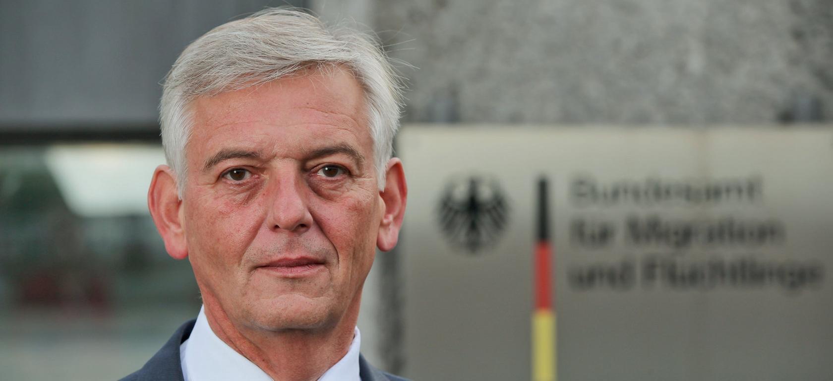 Behördenchef Manfred Schmidt sieht Flüchtlinge vom Balkan als Problem.