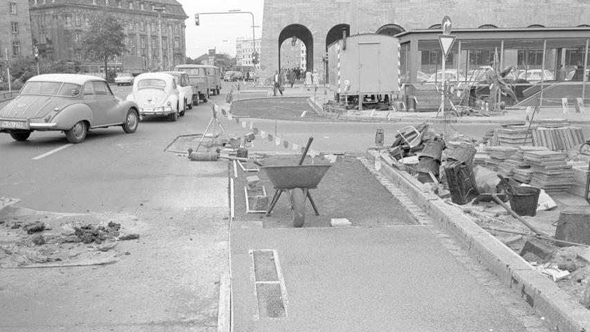An der Bahnhofstraße laufen die Arbeiten, um die Fahrbahn anzupassen. Hier geht es zum Artikel vom 6. Juli 1965: Die verspätete Einsicht der Planer.