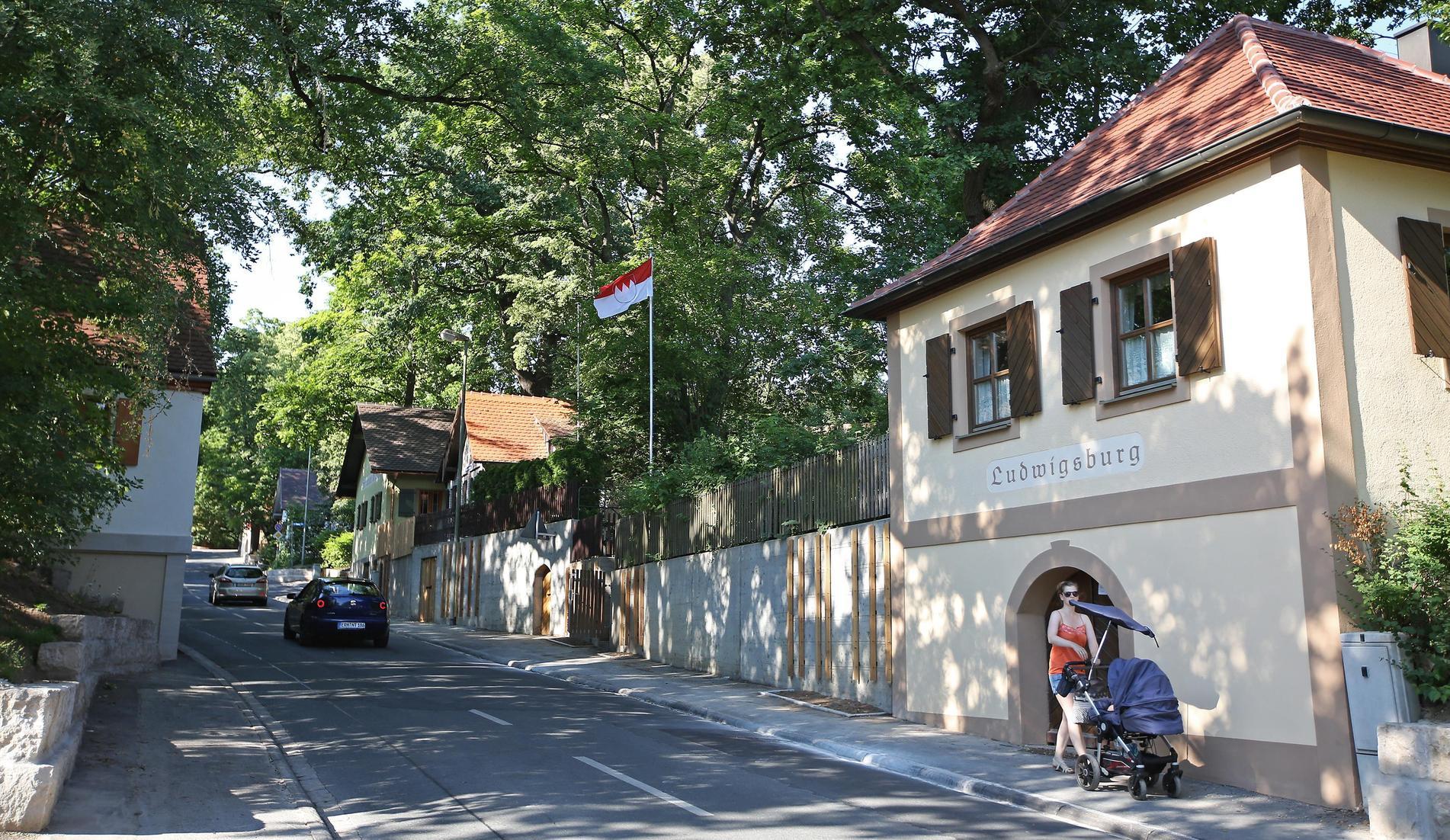 Der Kellerberg mit seinen frisch sanierten Kellerhäuschen ist einzigartig. Die Häuschen sind in Privatbesitz, ein großer Brau- und Schaugarten rundet das Ensemble ab. www.kellerberg-hoechstadt.de