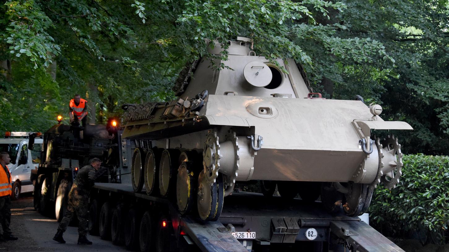 Unter anderem dieser Panzer wurde in einem Villengrundstück gefunden. Der Eigentümer ist not amused.