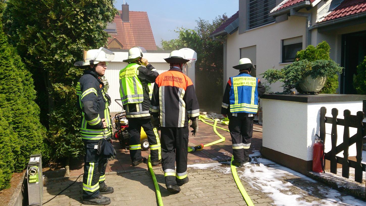 Die Feuerwehr Herzogenaurach rückte mit Atemschutz und Löschschaum an.