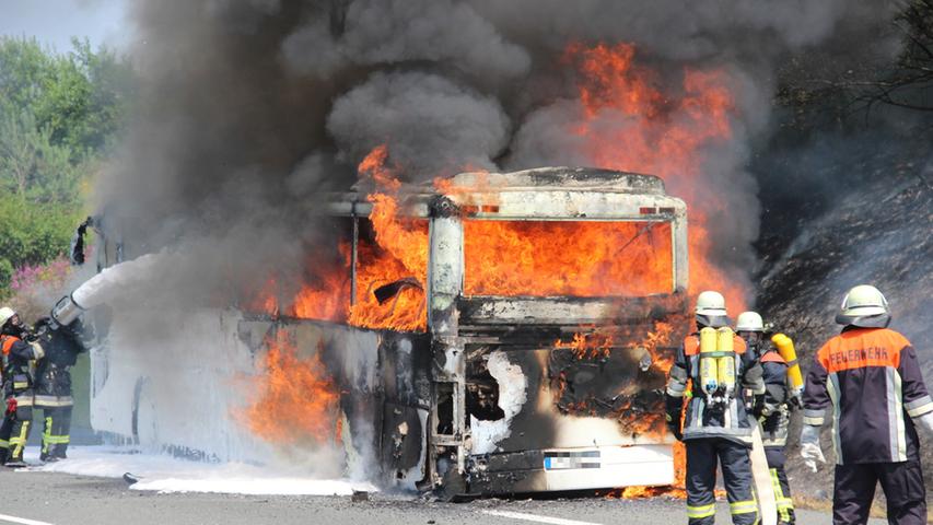 Bus brennt auf der A 9 beim Hienberg völlig aus