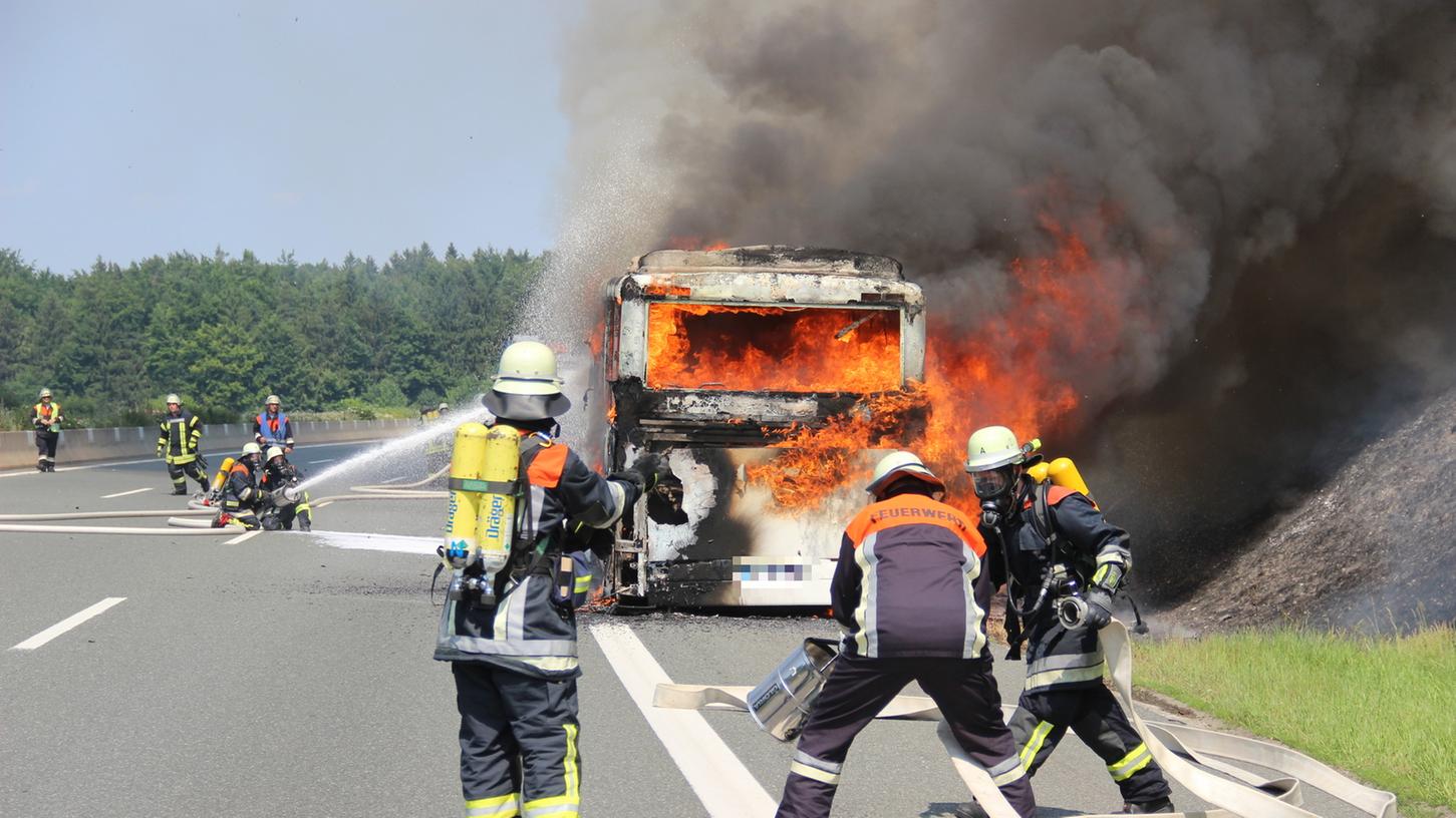 Reisebus stand auf der A9 am Hienberg lichterloh in Flammen