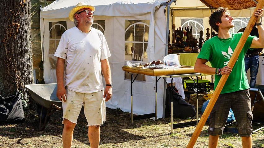 Die letzten Vorbereitungen laufen. Festivalmacher Hubert Forscht (links) überwacht den Aufbau eines Sonnensegels, das man bei fast 40 Grad im Schatten gut brauchen kann...